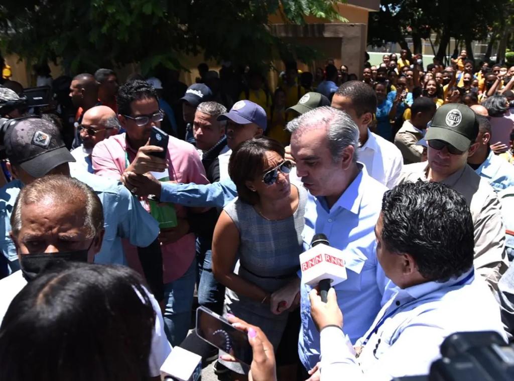 CDP Santiago condena maltrato al periodista Eduard Fernández por parte de la seguridad presidencial mientras cubría un evento de la visita del presidente.