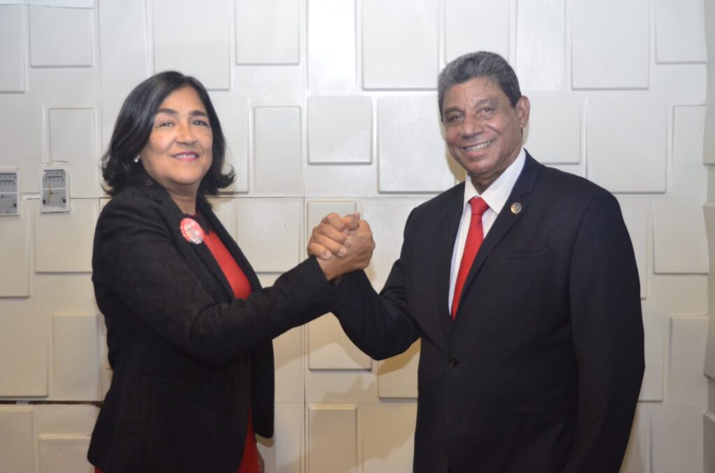 Ana Rojas apoya a Juan Arias a la dirección del Recinto Santiago para ganar en primera vuelta.