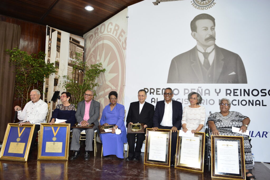 AMANTES DE LA LUZ ENTRGA PREMIO PEÑA Y REINOSO AL MAGISTERIO NACIONAL 2022