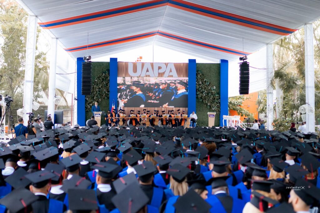 UAPA CELEBRA SU SEXAGESIMA QUINTA GRADUACION CON 1, 220 PROFESIONALES