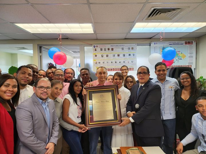 Estudiantes y docentes reconocen labor del maestro y politólogo Adonis Martin como director de la Escuela de Ciencias Políticas