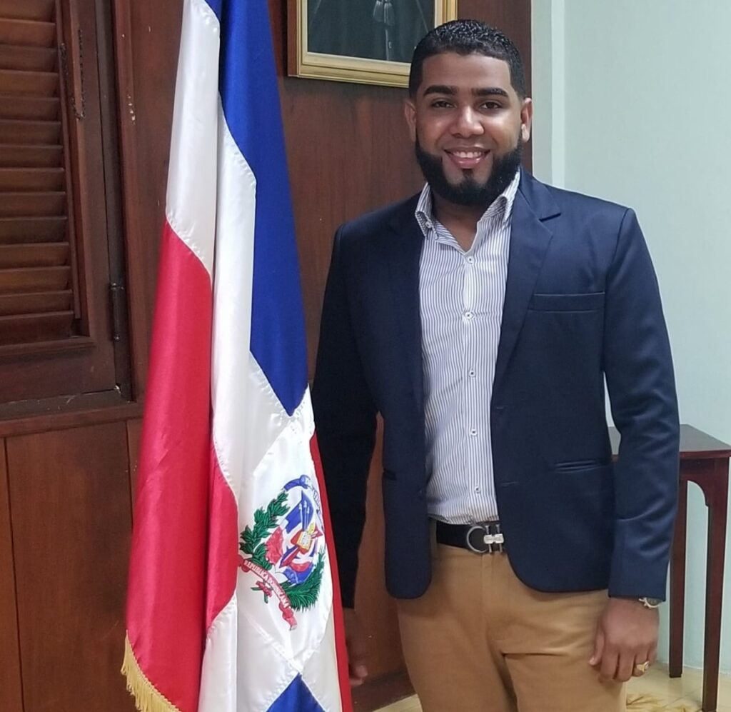 Politólogo Carlos Gómez gana beca para hacer maestría en Gobierno Local en Argentina