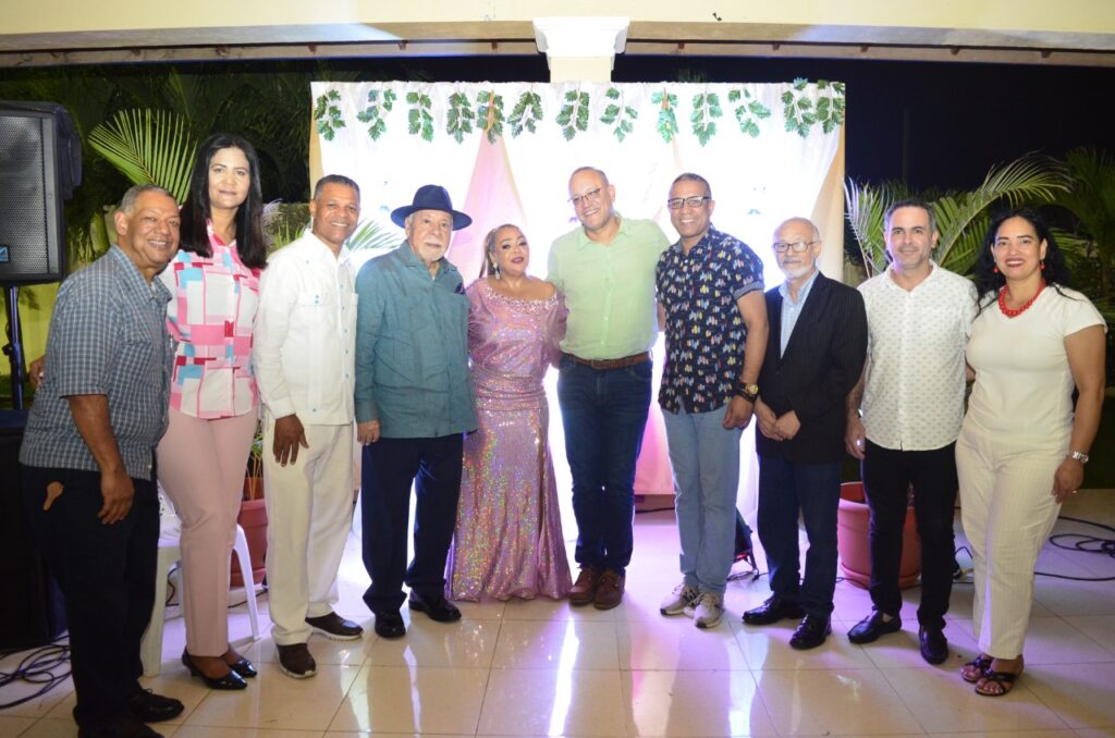 Con Jackeline Estévez, Club Recreativo de los periodistas celebra por lo alto Día de los Padres