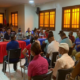 Fermín Noesí director de la Junta Distrital Hato del Yaque ofrece inducción a líderes de las comunidades que serán reubicadas por saneamiento del río Gurabo.￼