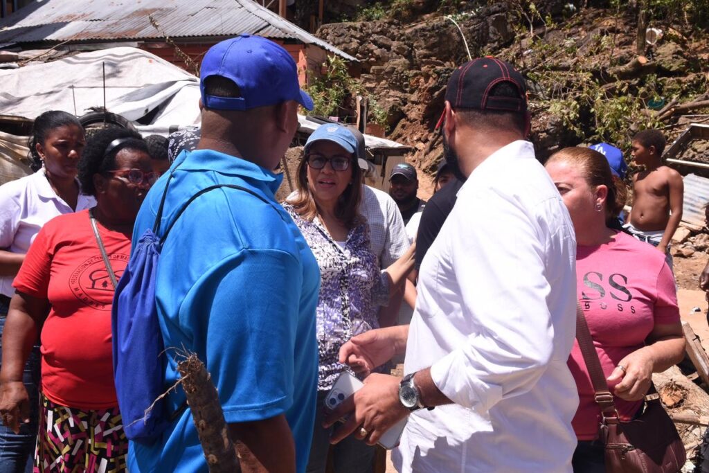 Margarita Cedeño continúa entregando ayudas a damnificados por Fiona en Samaná