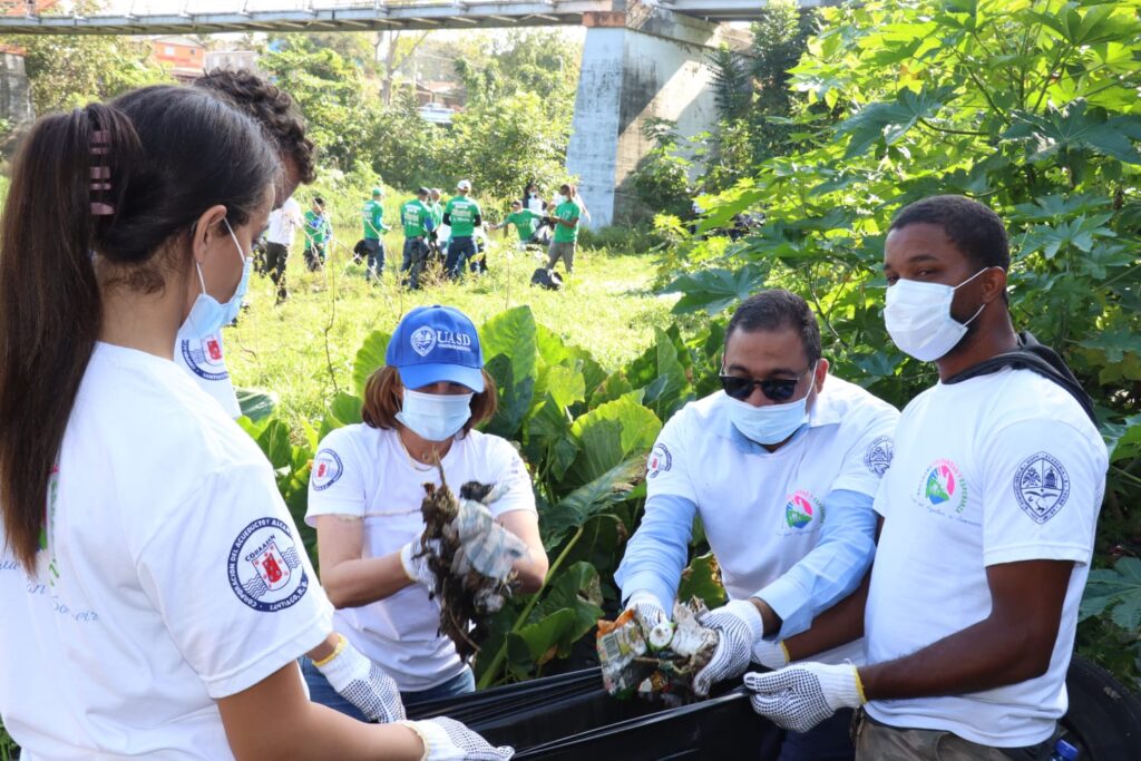 UASD Recinto Santiago Realiza Jornada de Limpieza en Orilla del Río Yaque del Norte