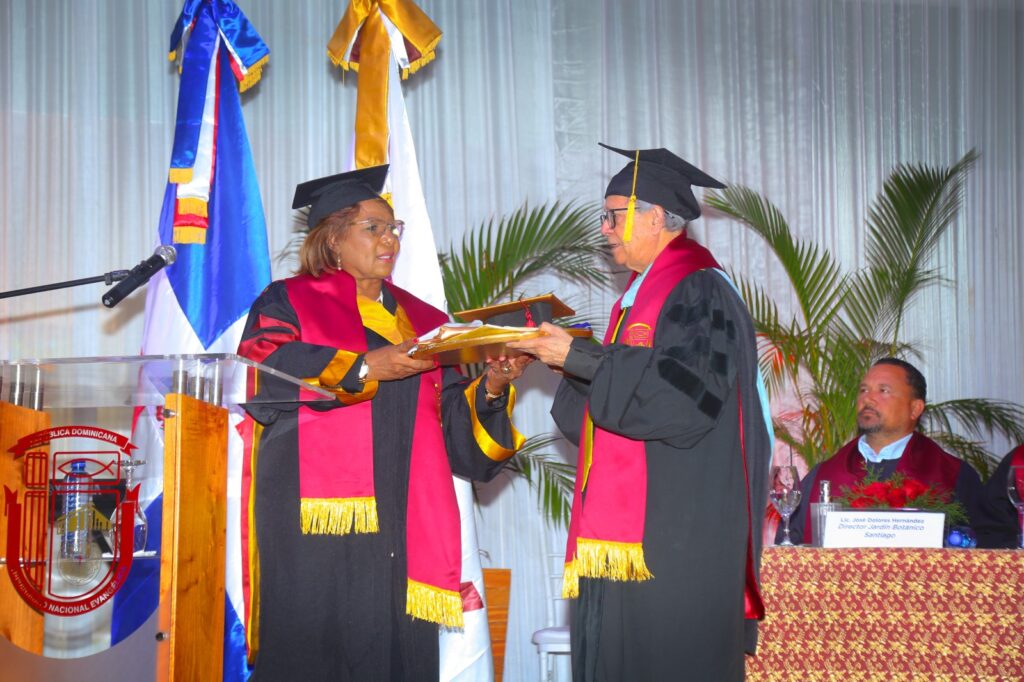 UNEV en Santiago, entrega títulos a nuevos profesionales en graduación 64