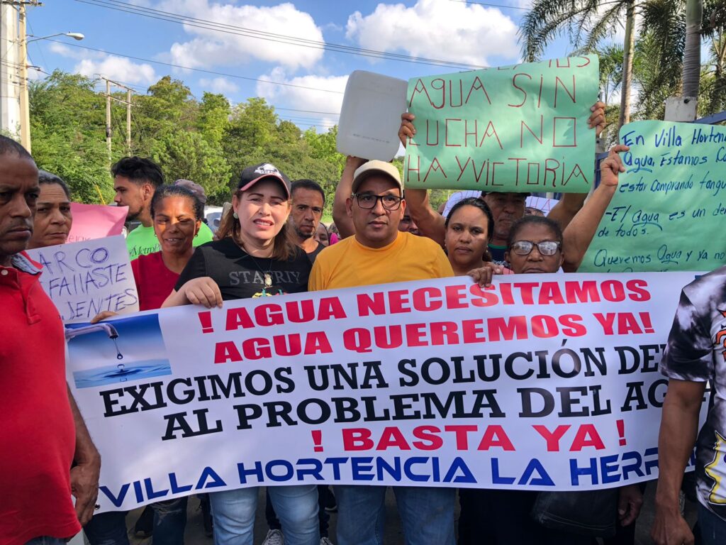 <strong>Comunitarios de la Herradura Santiago protestan frente a CORAASAN por Falta de Agua</strong>