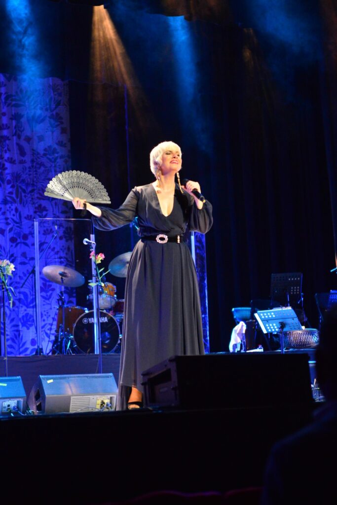 Pasión Vega derrocha histrionismo, amor y poesía en el Teatro Cibao