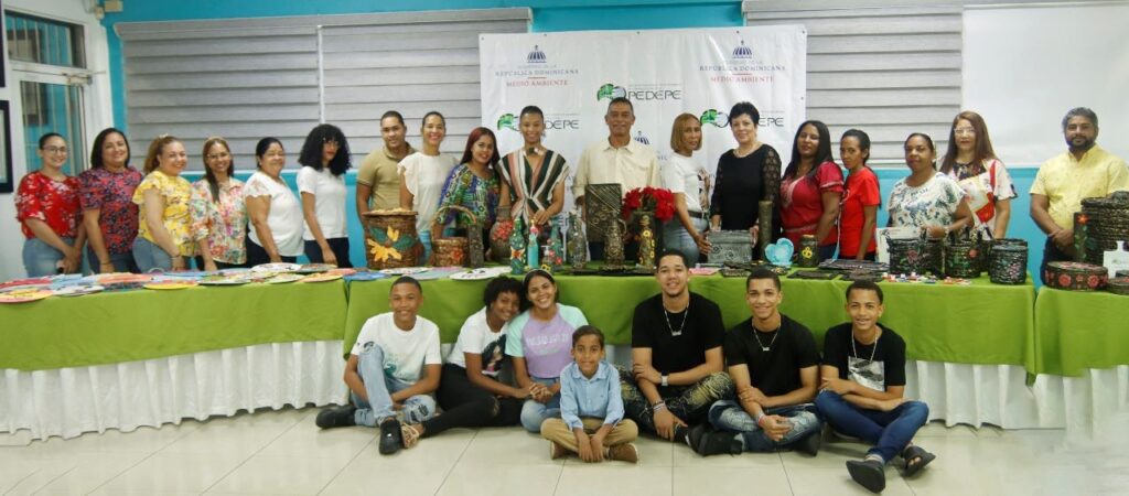Pedepe gradúa a participantes en curso taller de reciclaje