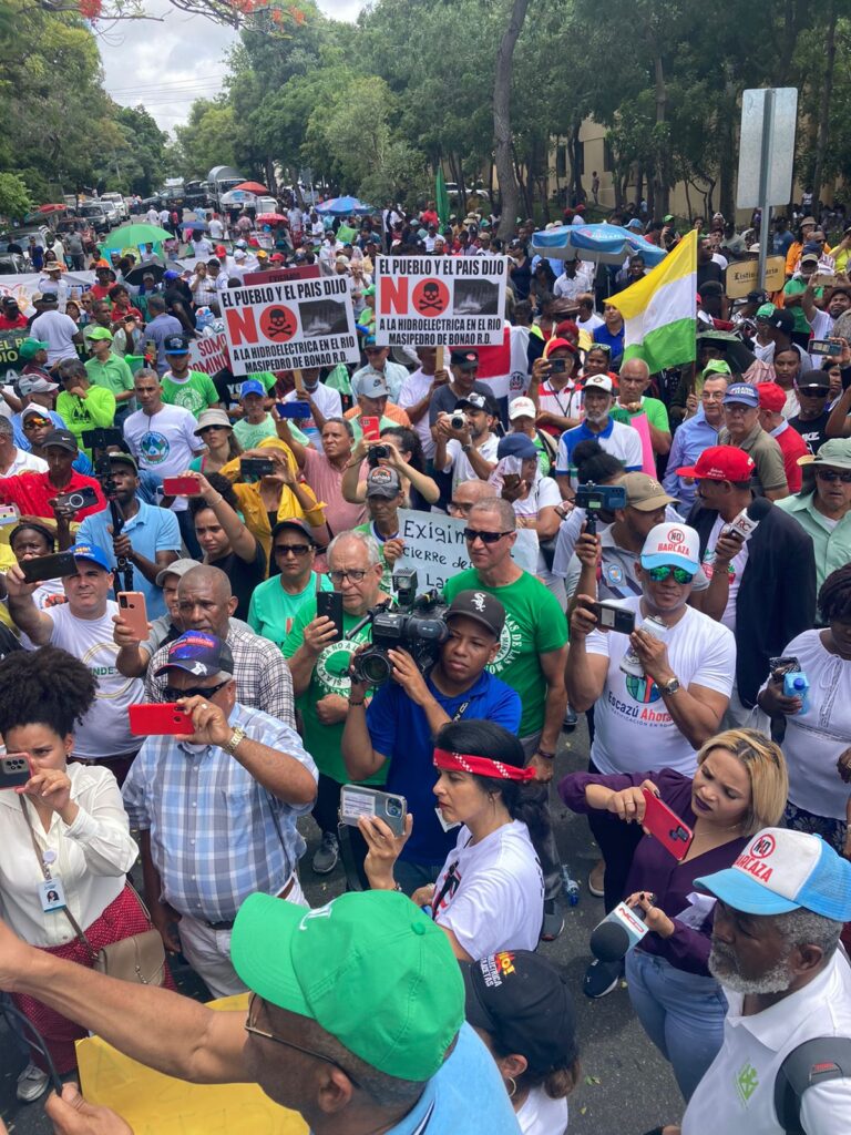 Los serranos llevan su lucha frente al Palacio Nacional contra la presa de Las Placetas