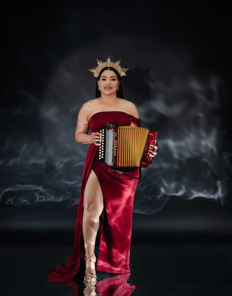 María Díaz celebra 40 años en el merengue típico