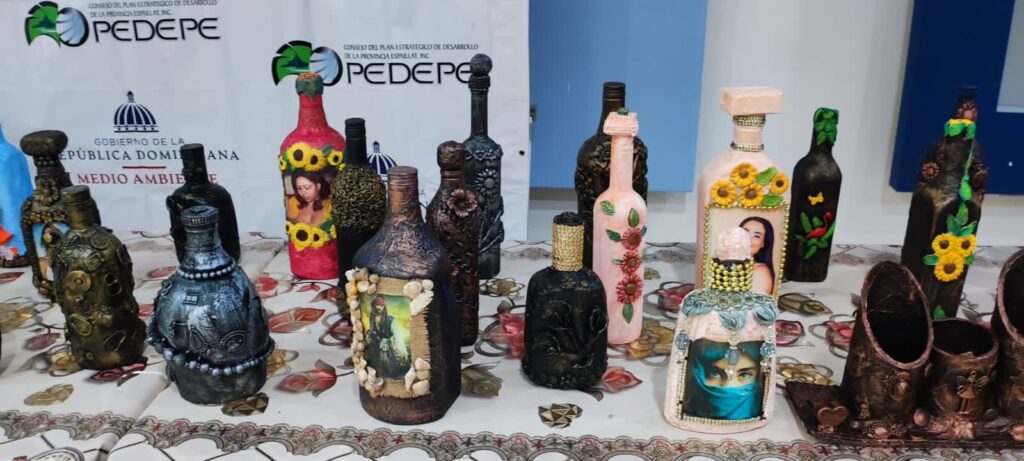 <strong>Transformando el papel en arte! Mujeres graduadas del Taller de Reciclaje sorprenden con obras de arte únicas</strong>