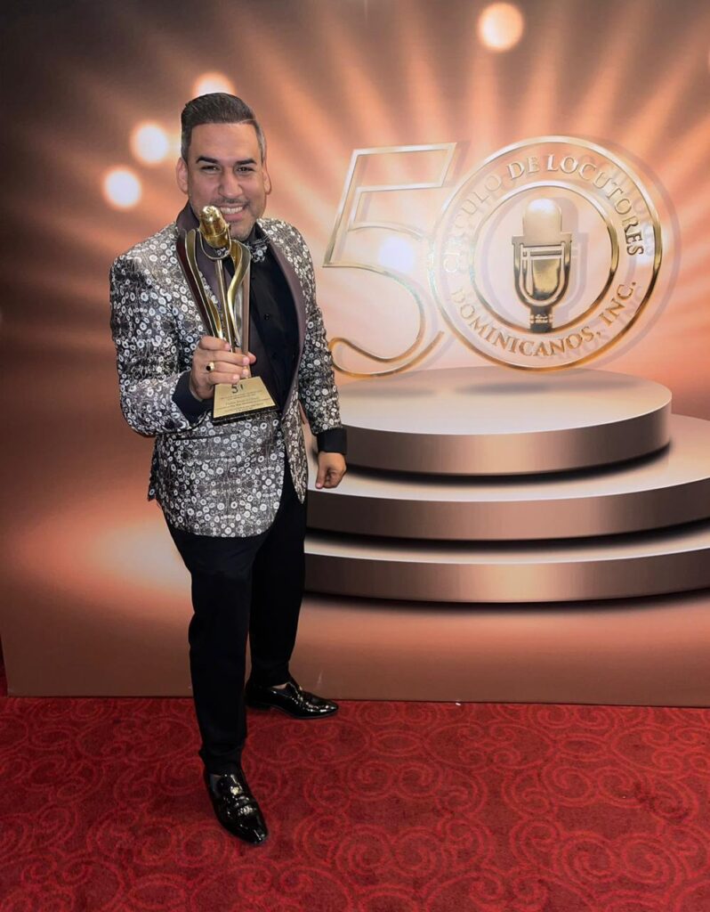 Jean Carlos Sánchez gana Micrófono de Oro como Locutor Destacado Provincia Santiago