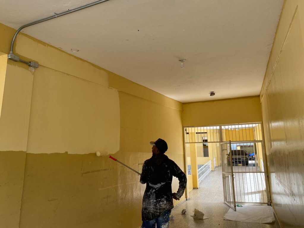 Escuela Anacaona Almonte se prepara para el inicio del año escolar.