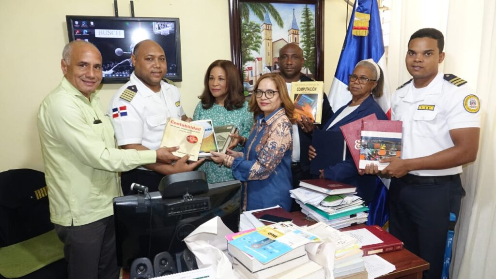 RECINTO UASD SANTIAGO DONA LIBROS AL CENTRO DE REHABILITACIÓN RAFEY HOMBRE