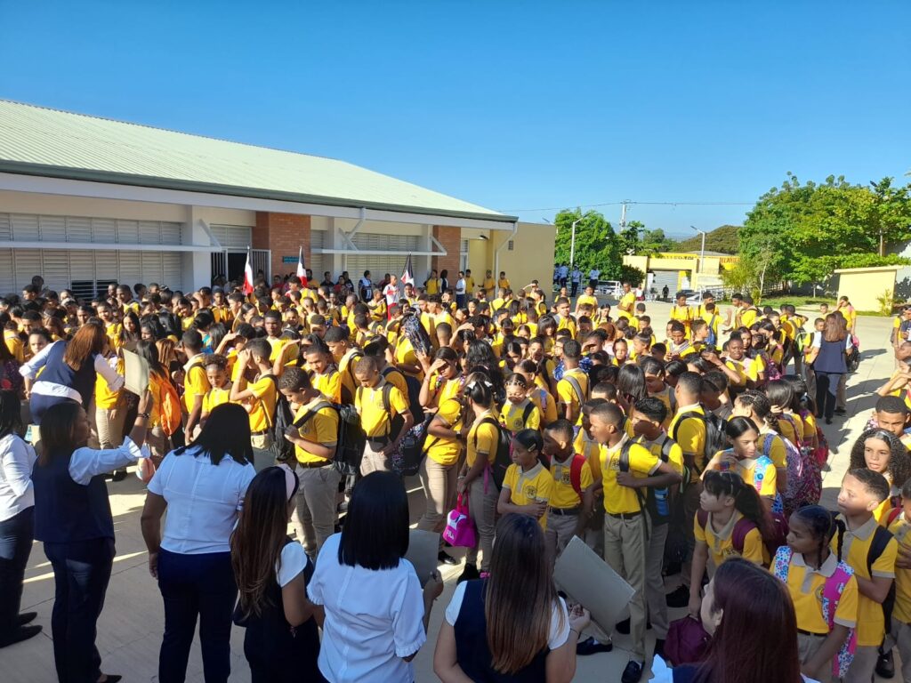 Con el lema «Escuelas resilientes conviviendo con alegría» el Distrito Educativo 08-04 inicia el año escolar 2023-2024