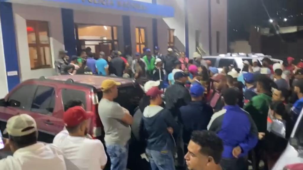 Jarabacoa protesta en defensa de campesinos detenidos por denuncia de tala de Árboles y apropiación ilegal de terrenos del Estado