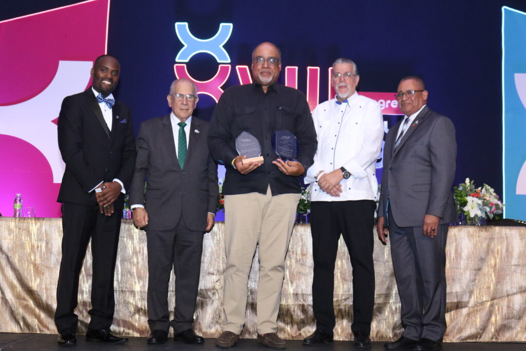 Sociedad Dominicana de Oncología rinde emotivo reconocimiento a sus 14 ex-presidentes.
