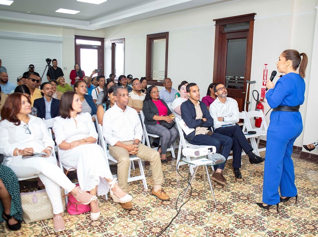 Instituciones organizan taller dirigido a profesionales de la comunicación y la fotografía