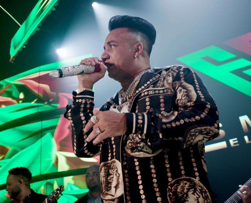 Elvis Martínez deslumbra en una noche épica en Lovera Discotec
