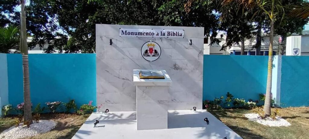 Dedican Monumento a la Biblia en Santiago.