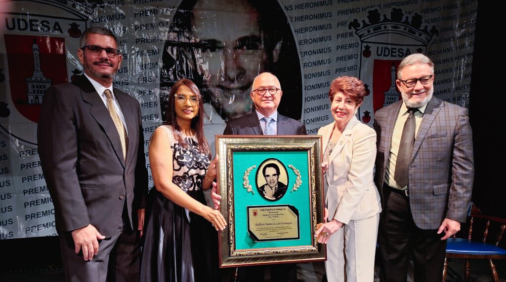 UDESA entrega Premio Hanns Hieronimus al empresario televisivo Adalberto de León