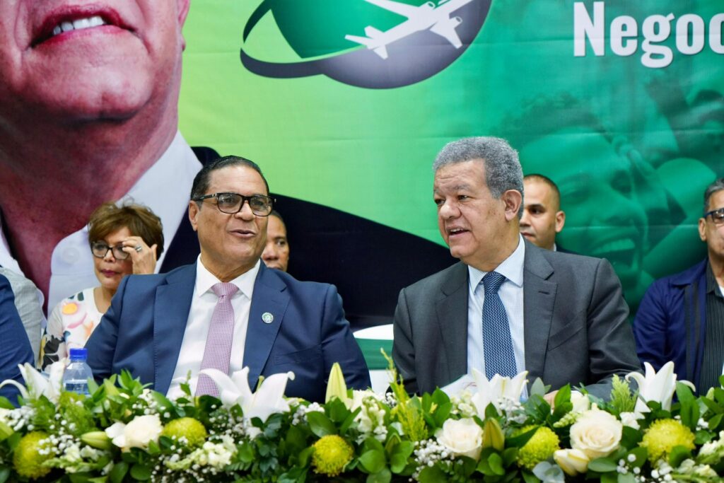 Leonel Fernández encabeza juramentación de Secretaría de Comercio Exterior de la Fuerza del Pueblo