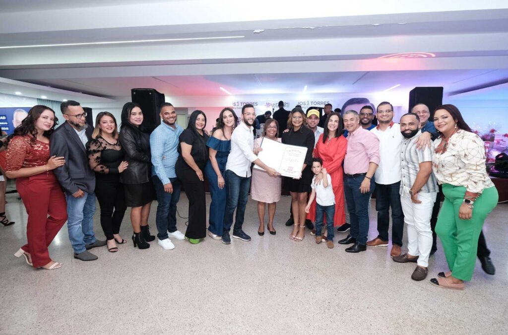 José Torres celebra fiesta navideña junto a dirigentes y colaboradores
