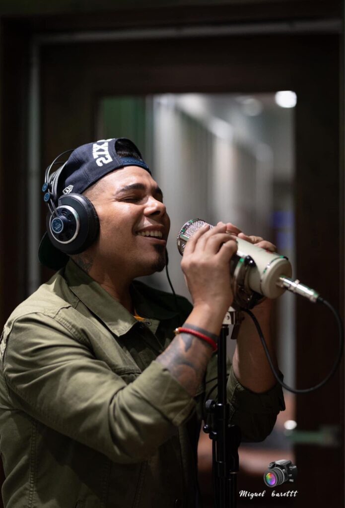 Adrián Santiago con meteórico ascenso dentro de la música típica dominicana