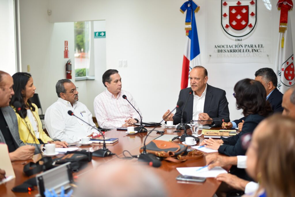 Ulises presenta sus propuestas de gobierno municipal al empresariado de Santiago