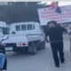 Detienen al médico Wazar Gómez mientras protestaba con cartel dirigido a Abinader en Ocoa