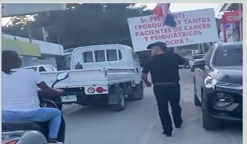 Detienen al médico Wazar Gómez mientras protestaba con cartel dirigido a Abinader en Ocoa
