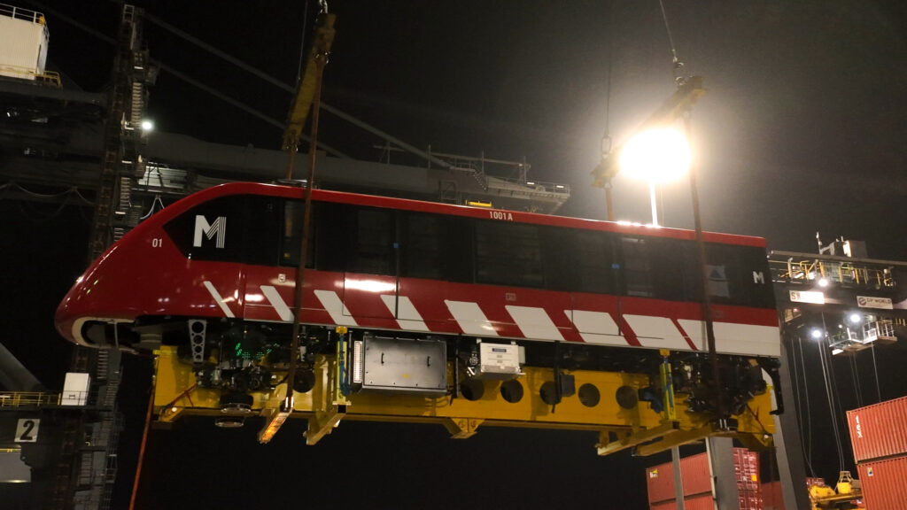 Llegan el primer tren y 4 vagones del Monorriel de Santiago