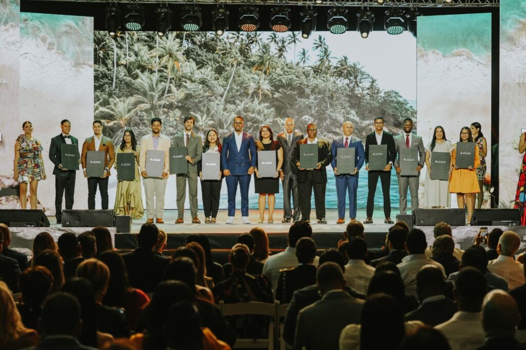 Entregan Premio Nacional de la Juventud en Santiago