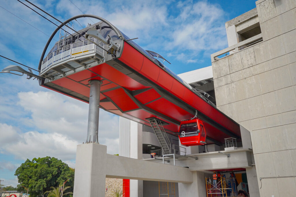 Gobierno inaugura tramo I del Teleférico de Santiago