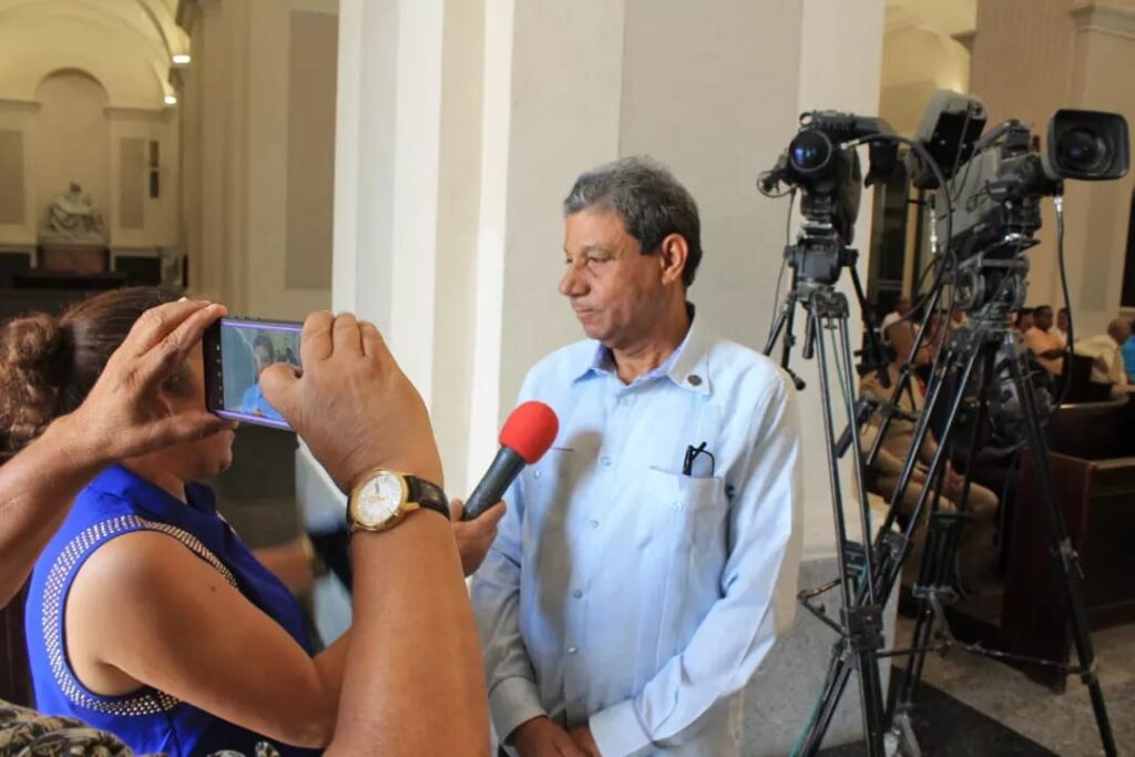 Juan Arias resalta la labor que realizan el Periodista en la sociedad.