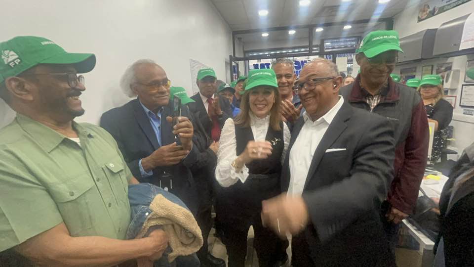 Jaime Vargas pide a la candidata a vicepresidenta de la Fuerza del Pueblo Ingrid Mendoza establecer programa de “Home attendants” en favor de los envejecientes del país.