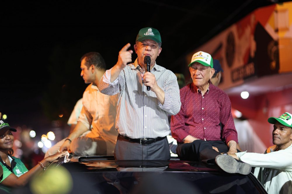 Leonel deplora presencia de barcazas en la Playa Los Negros