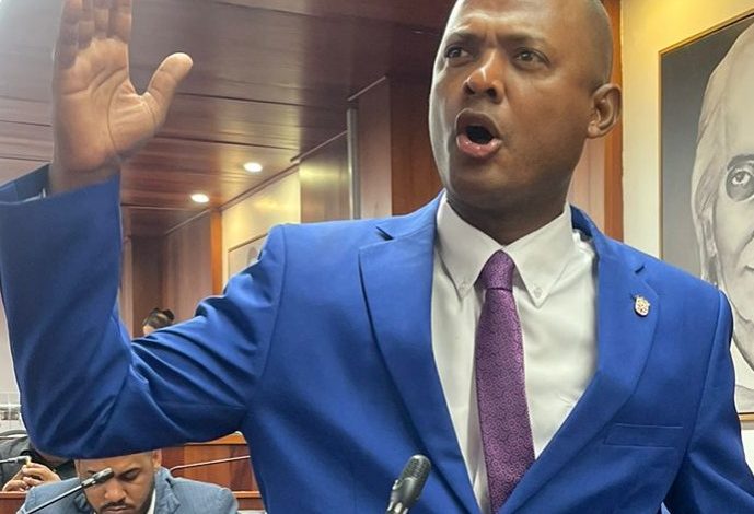 Juan Gómez insta a los jóvenes a votar por Abel Martínez