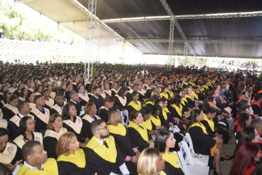 Recinto UASD Santiago Invistió Más de 2 mil profesionales en Investidura Regional Ordinaria de Grado y Postgrado