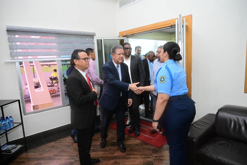 Expresidente Fernández regresa al pais luego de participar como observador en Venezuela.
