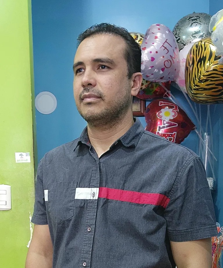Tres floristerías estafadas en Santiago por red de clonadores de tarjetas de crédito