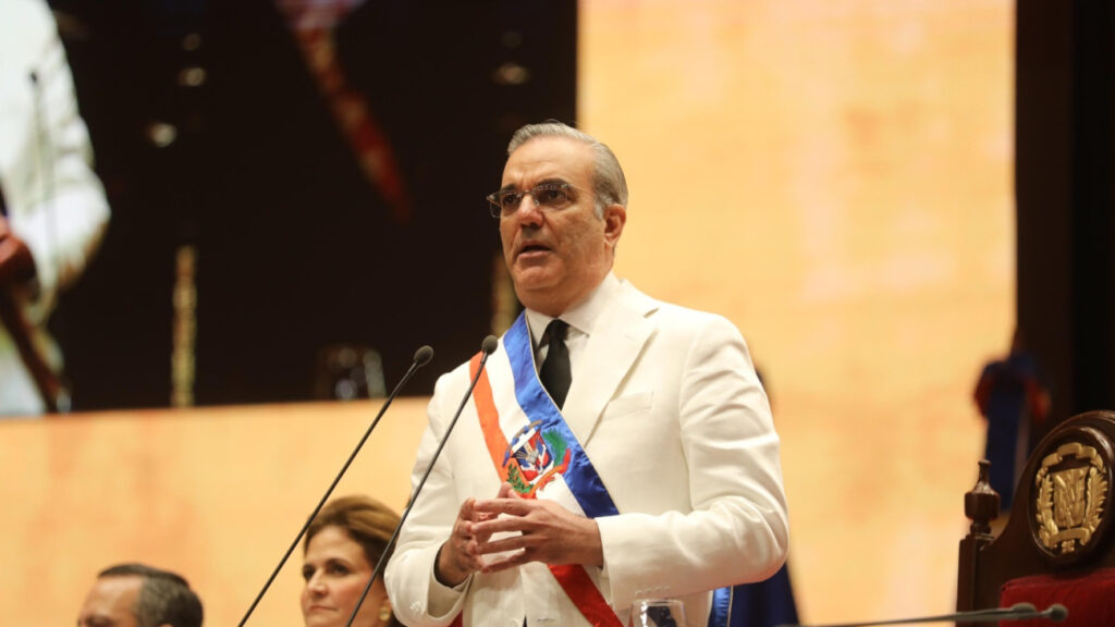 Presidente Abinader asume segundo mandato presidencial y dice que República Domincana está del lado de la democracia.