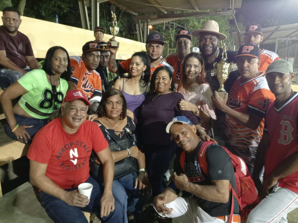 ALS recibió al equipo de softball Los Unidos del 27 de New York
