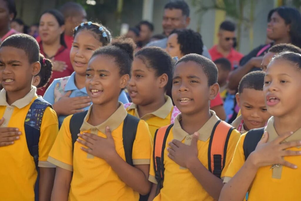Bajo el lema «Escuela que aprenden conectado con sus emociones», el Distrito Educativo 08-04 inicia el año escolar 2024-2025