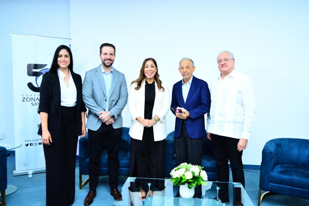 Huchi Lora destaca la evolución y relevancia del periodismo dominicano en un panel de zona franca
