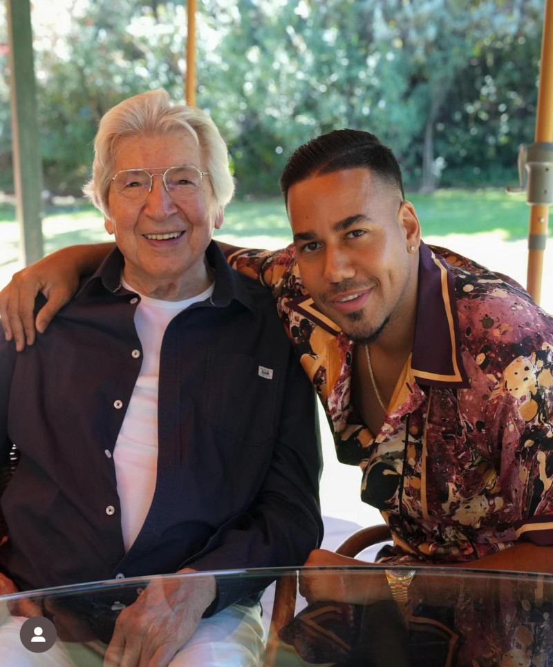 Romeo Santos visita a compositor Manuel Alejandro «pocos saben lo que este señor significa para mi como compositor».