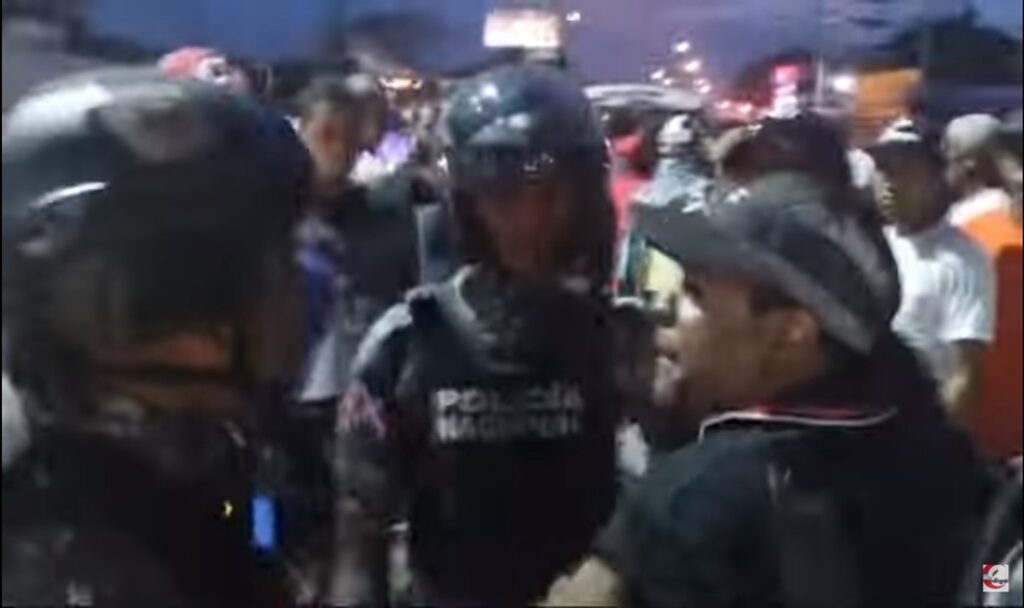 Policía agrede al periodista Inocencio Encarnación del Canal 29 y de Último Minuto.