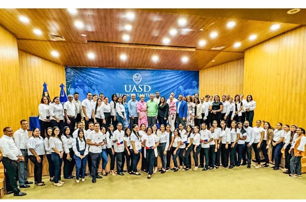 Mescyt entrega becas de posgrado en la Uasd Recinto Santiago